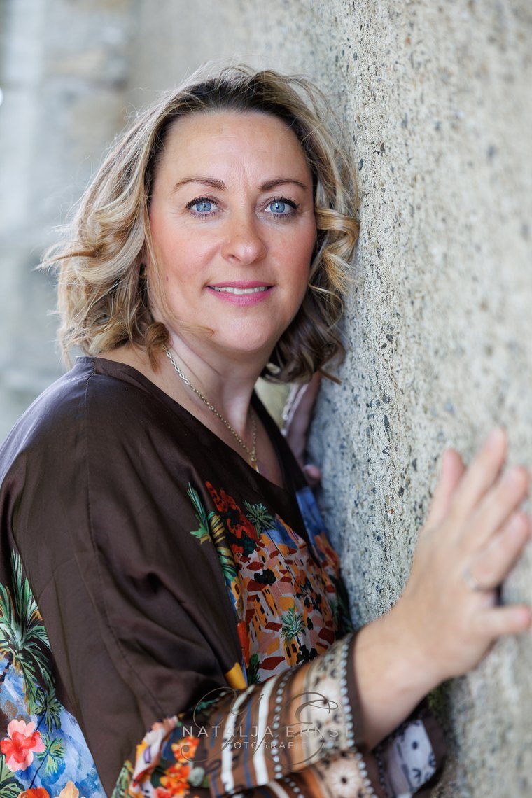 Irene Gonsior an einer Steinmauer